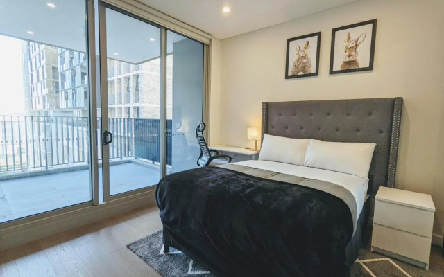 Elegant 3-bed 2-bath, balcony, with pool included, NO PARTIES!