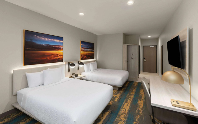 La Quinta Inn & Suites by Wyndham DeSoto