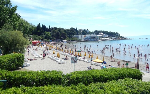 Sunny Apartment with private parking