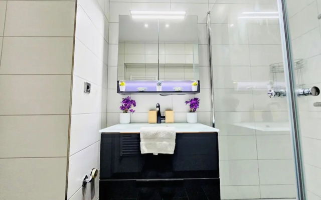 Chic Urban Stay 2BR with parking