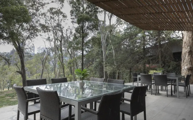 Spacious Apartment Near Hospitals Universities Malls and Park