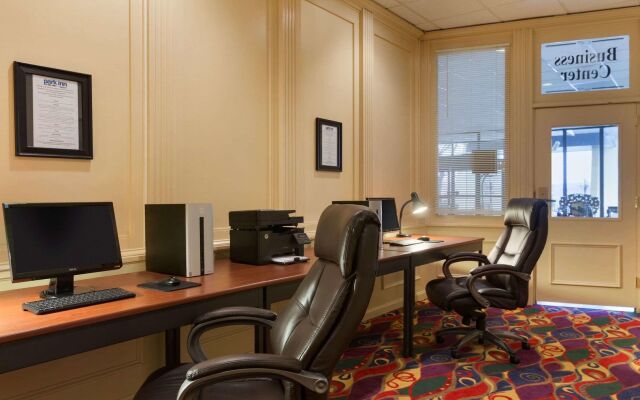 Park Inn by Radisson Sharon