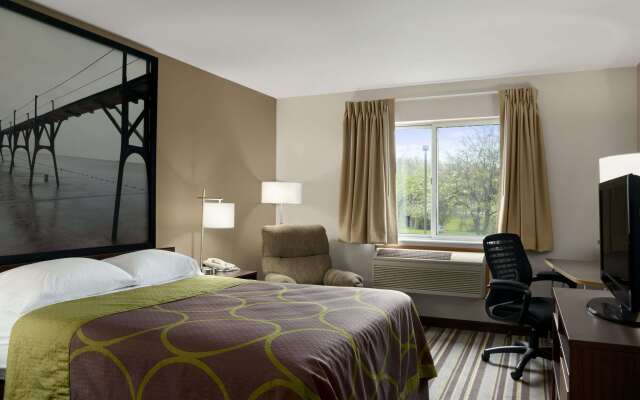 Super 8 by Wyndham Manistee