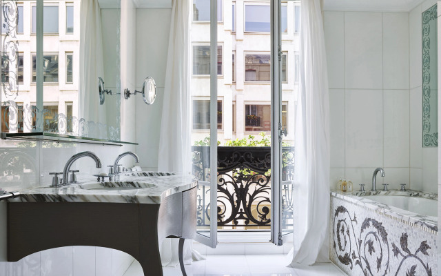 Plaza Athenee Hotel
