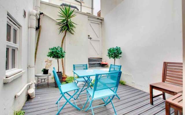 A Large, Beautifully Styled Home in Brighton Sleeps12