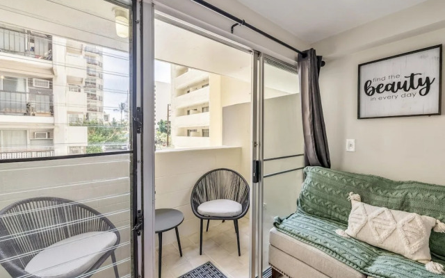 Bright Cozy Condo Unit With Balcony