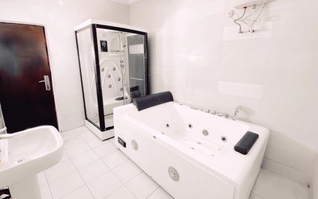 Royal Court Lounge & Boutique Hotel