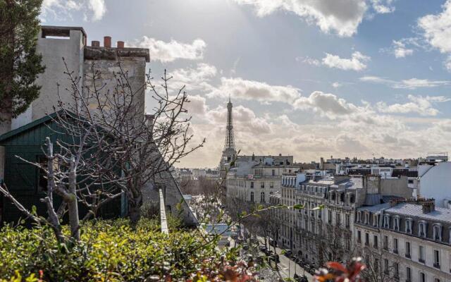 Veeve - Rooftop Views of the Arc de Triomphe
