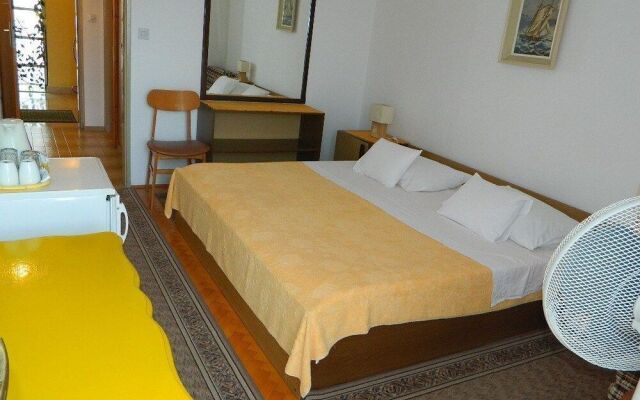 Apartments and Rooms Darinka