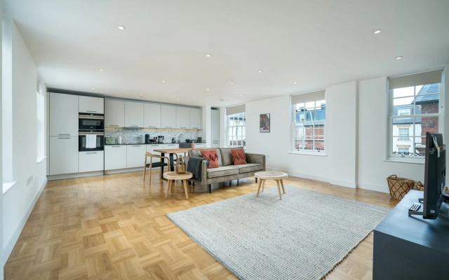 JOIVY Spectacular 3-Bed Flat Near Holland Park