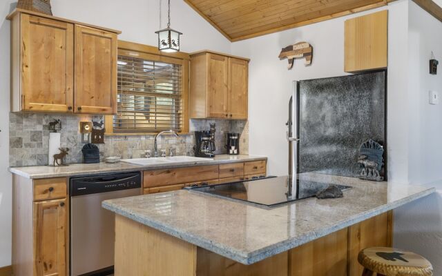 Grey Moose Lodge w/ Amenities Access!