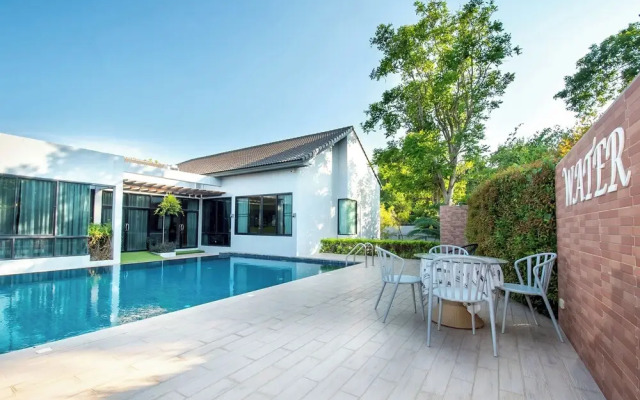 Penny - Farthing Pool Villa