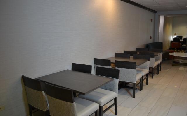 Holiday Inn Express & Suites Kent - University Area, an IHG Hotel