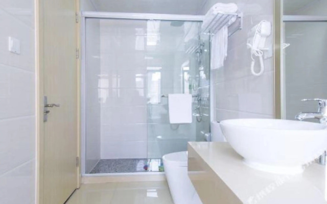 Q+ Bailing Ejia Business Hotel (Shanghai International Tourism Resort)