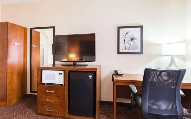 Econo Lodge Inn & Suites East