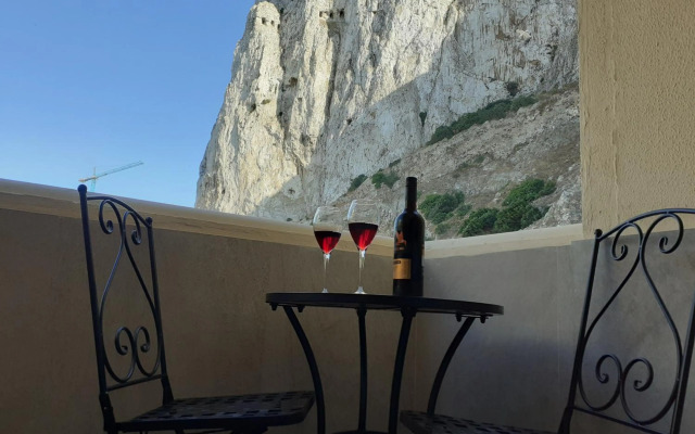 Bright and central 2 bedroom flat in Gibraltar