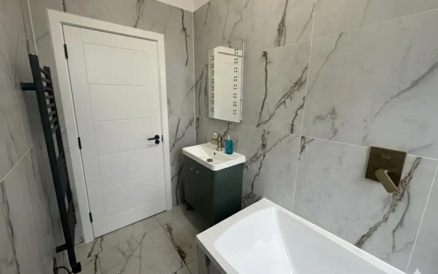 Dippen Hall Signature Apartment - Minutes From LGW