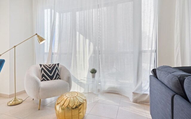 Monty - Stylish Apartment with Partial Burj Khalifa View
