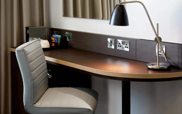 Premier Inn London Gatwick Airport - North Terminal - Image 5
