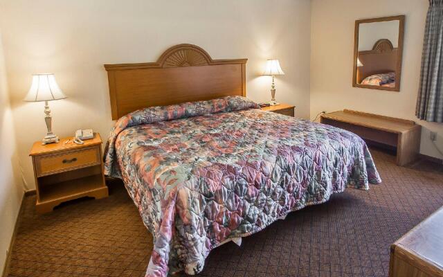 Econo Lodge Inn & Suites