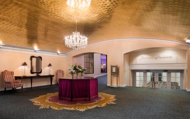 Amway Grand Plaza, Curio Collection by Hilton