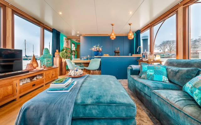 Cozy Lodge Retreat Close to Amsterdam on the Vecht