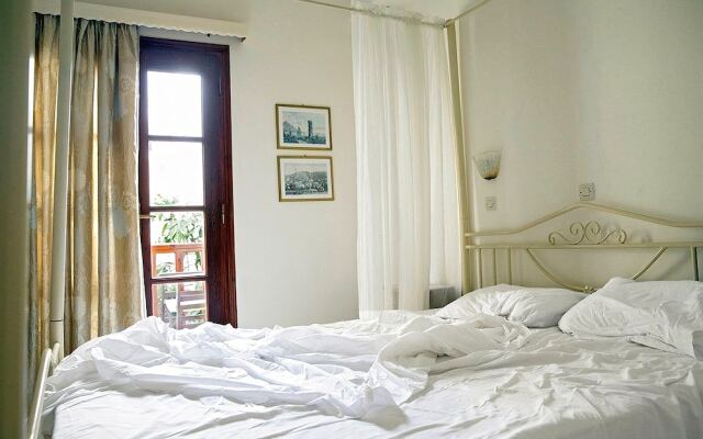 Maria Studios Rooms and Apartments