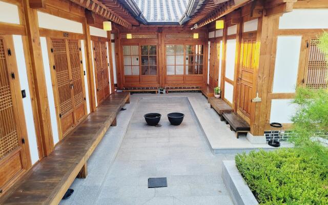 Jeonju Hanok Maeul Deoksugoong