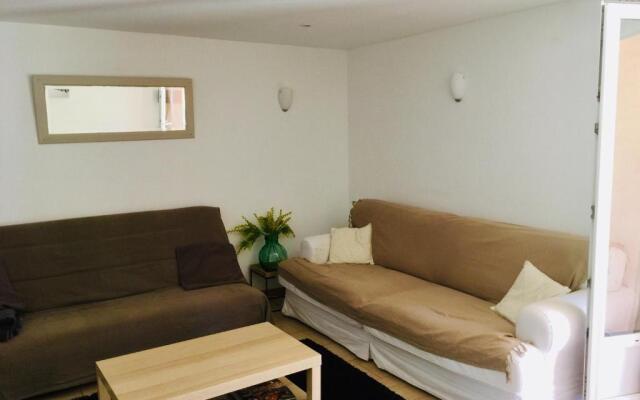 RDC dans maison "ilolil" a 1km plage de la Coudoulière