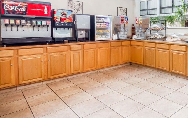 Travelodge Peoria Hotel and Conference Center