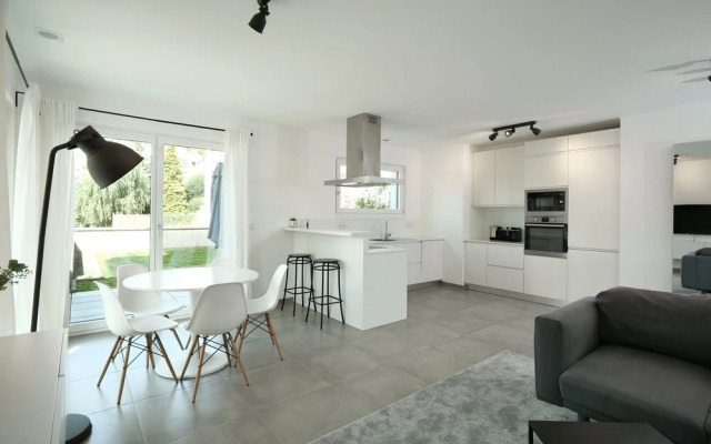 2BR Apt 100 m2 w Terrace Garden & Pkg