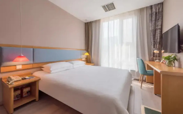 7 Days Premium Zhuhai Gongbei Light Railway Branch