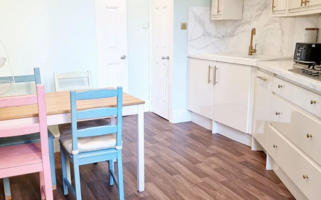 Vibrant Spacious Apartment In West End