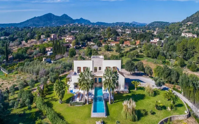 Spacious Villa With Infinity Pool