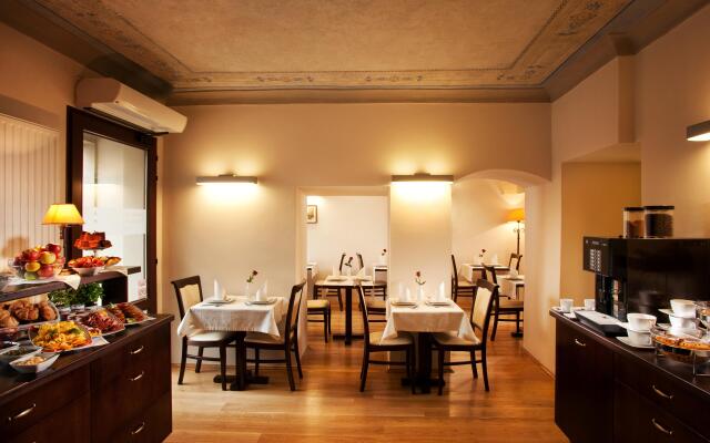 Hotel Santi