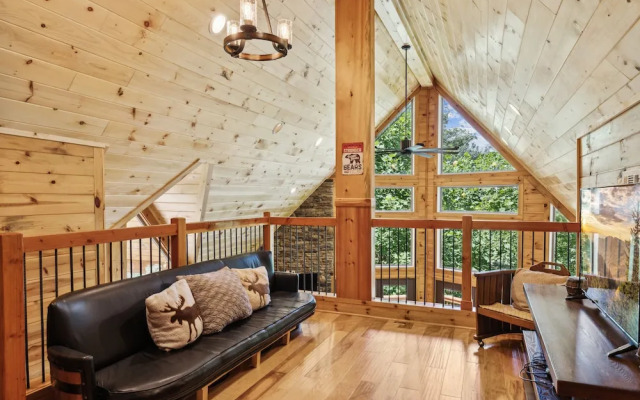 Creekside Manor 3 Bedroom Cabin by RedAwning