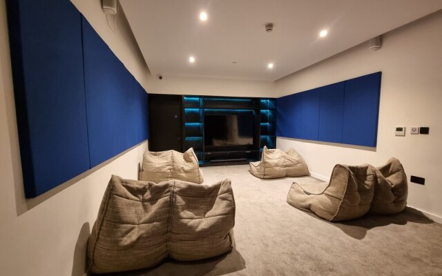 Trafford Suite Modern 1 bed With Cinema Room