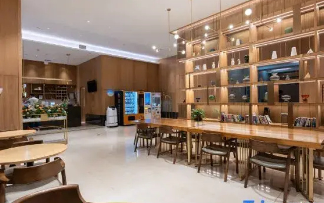 Luochu S Designer Hotel (Ningbo Romon Global Park Branch)