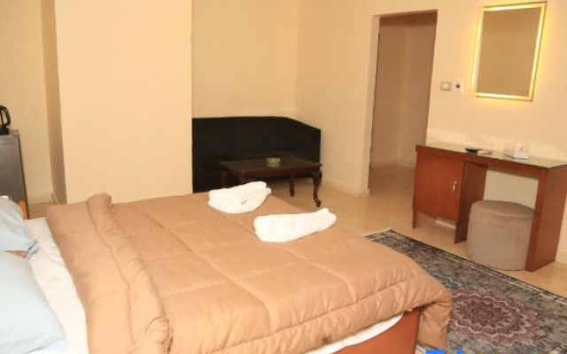 Verssailles Pyramids Hotel