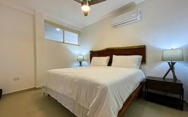 Luxury Condo 10 min walk from the Beach
