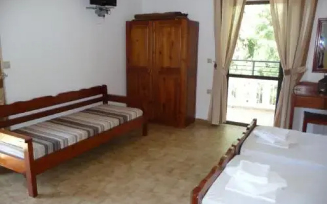 Zourpos Studios & Apartments