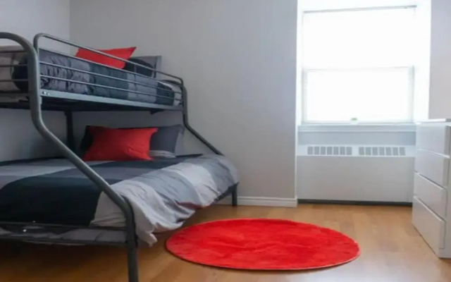 2BR Condo in Heart of Uptown Coffee Wifi