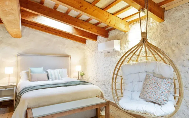 Charming Stone House Near Beach Retreat