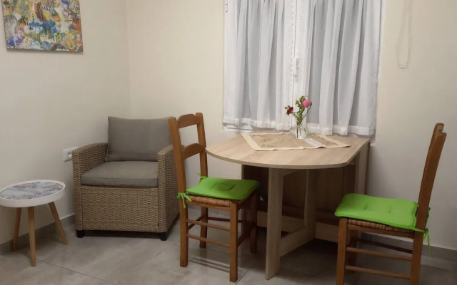 Astrinos Apt Simple, Cosy, Comfortable, Near the Beach