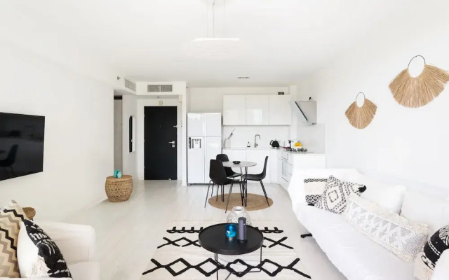 Beach House Style Condo & Pool