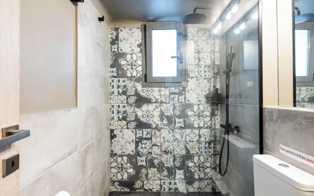 The Beatles 2-BR Apartment in Athens