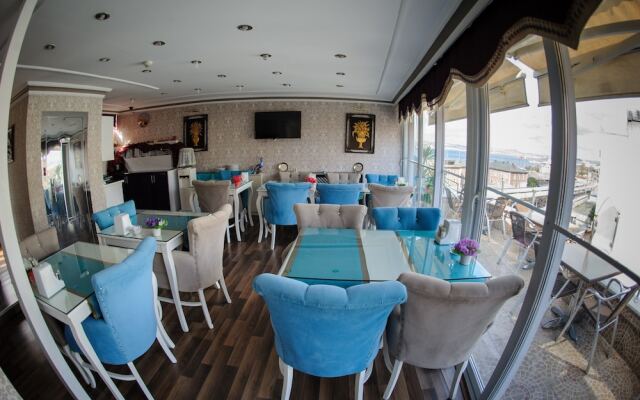 Отель Crowned Hotel