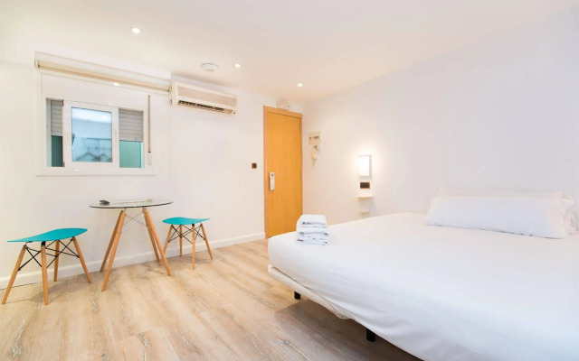 AinB Las Ramblas Colón Apartments