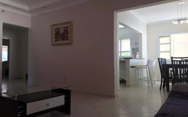 Casa de praia com piscina e churrasqueira - Indaiá Bertioga