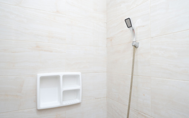 Urbanview Hotel Ruby Makassar